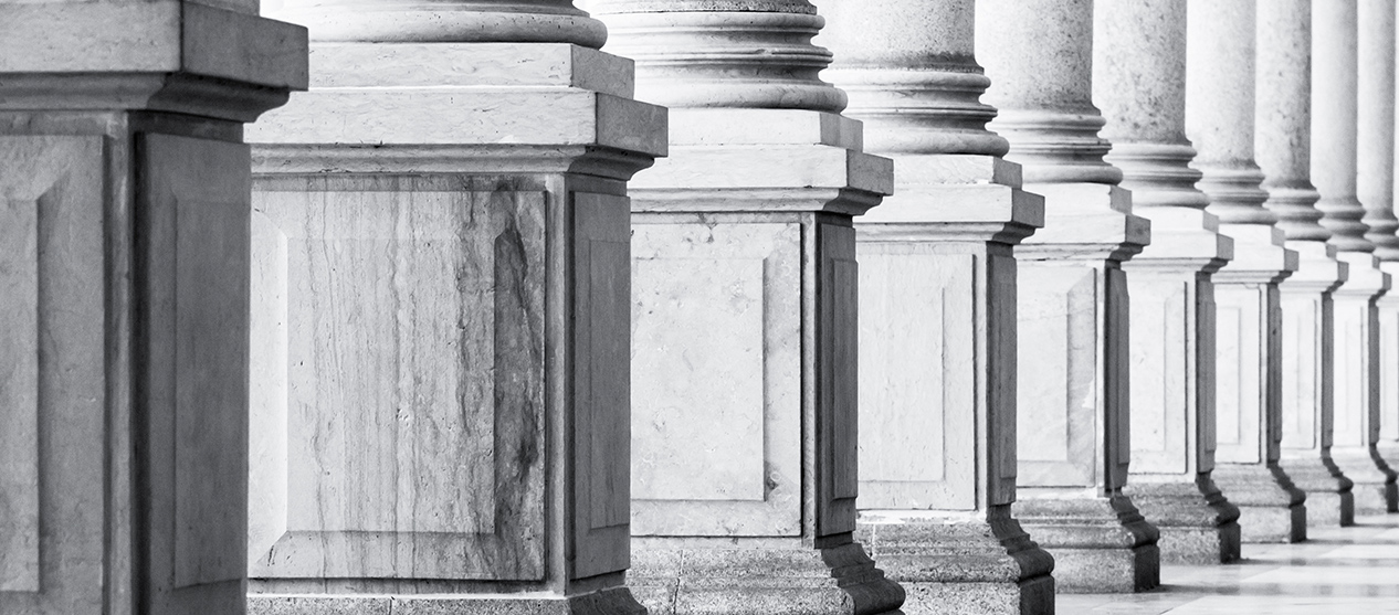 Row of columns wish square pedestals